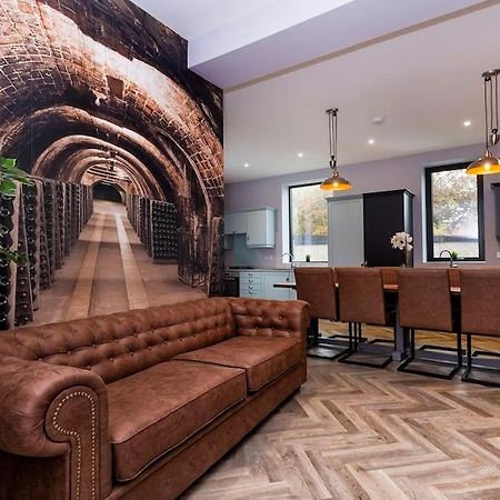 Bootique House - Luxury Group Accommodation In Уейкфийлд Екстериор снимка