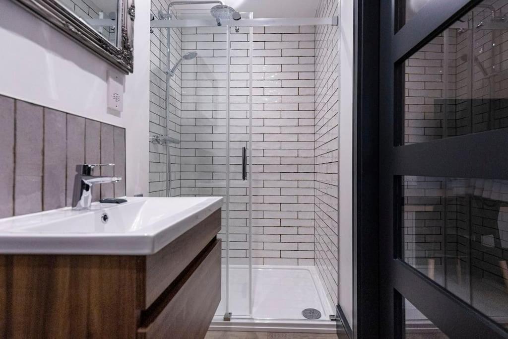 Bootique House - Luxury Group Accommodation In Уейкфийлд Екстериор снимка