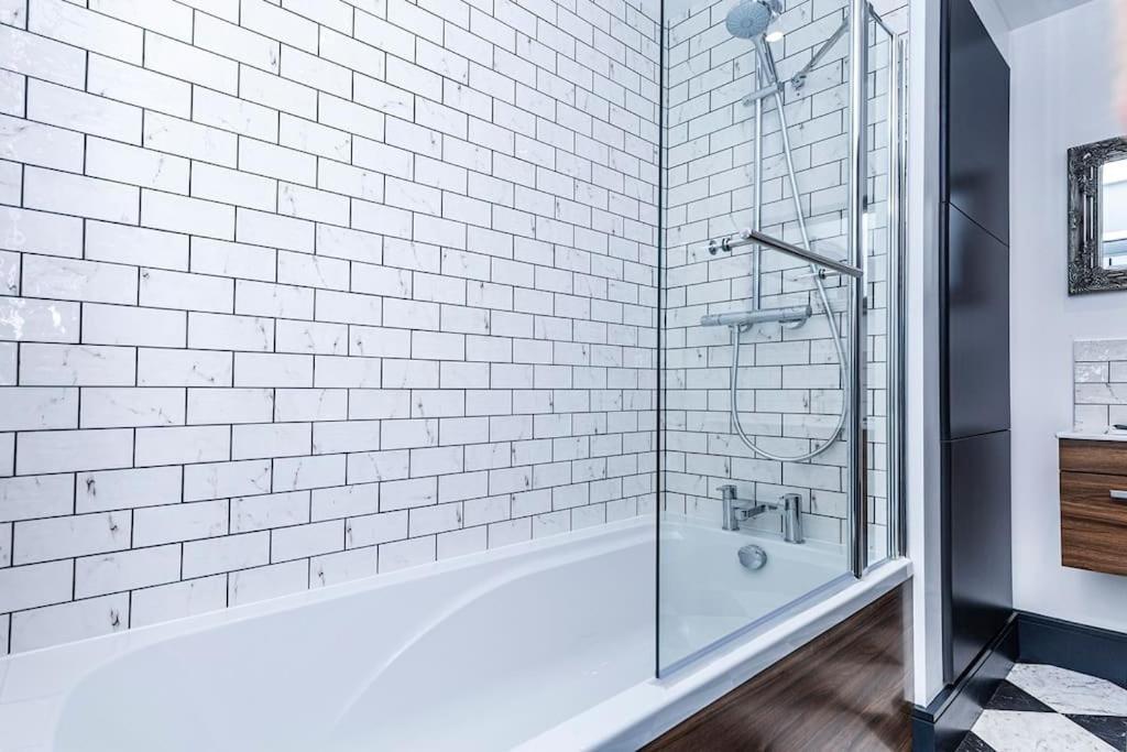 Bootique House - Luxury Group Accommodation In Уейкфийлд Екстериор снимка